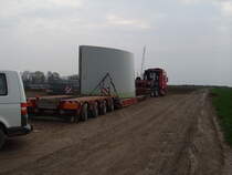 Der Schwertransporter in voller Lnge am 13.04.10