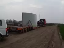 Der Schwertransporter in voller L�nge am 13.04.10