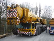 Liebherr LTM 500t-Kran.
8 Achsen, 16 Rder.