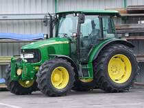 JohnDeere5090R wartet bei einem Landmaschinenhndler auf seinen Kufer;100403