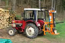 IHC 434 mit Hydraulikspalter wartet auf Nachschub gesehen am 14.4.2010 bei Bramberg