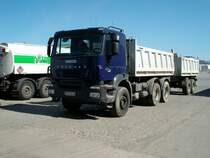 IVECO-TRAKKER-Kipper am 15.April 2010 im Industriegelnde von Bergen/Rgen sah noch simlich neu aus.