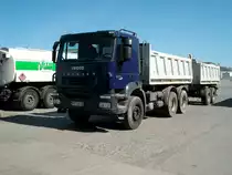 IVECO-TRAKKER-Kipper am 15.April 2010 im Industriegel�nde von Bergen/R�gen sah noch simlich neu aus.