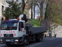 MAN LE250B ist mit einem Bauaufzug zur nchsten Baustelle unterwegs;100409