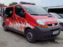 RENAULT-Transporter mit interessanter Beklebung dient der FF-Mehrnbach als Kommandofahrzeug;090710