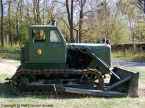 ChTZ T-100 - Kettentraktor mit Planierschild, Planierraupe aus dem Tscheljabinsker Traktorenwerk/ UdSSR, gehrte zum Bestand der Pioniertechnik der NVA - fotografiert am 17.04.2010 zum Militr- und Nutzfahrzeugtreffen im Bunkerpark Wnsdorf/Waldstadt - Copyright @ Ralf Christian Kunkel