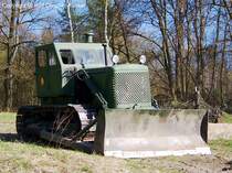 ChTZ T-100 - Kettentraktor mit Planierschild, Planierraupe aus dem Tscheljabinsker Traktorenwerk/ UdSSR, gehrte zum Bestand der Pioniertechnik der NVA - fotografiert am 17.04.2010 zum Militr- und Nutzfahrzeugtreffen im Bunkerpark Wnsdorf/Waldstadt - Copyright @ Ralf Christian Kunkel