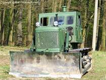 ChTZ T-100 - Kettentraktor mit Planierschild, Planierraupe aus dem Tscheljabinsker Traktorenwerk/ UdSSR, gehrte zum Bestand der Pioniertechnik der NVA - fotografiert am 17.04.2010 zum Militr- und Nutzfahrzeugtreffen im Bunkerpark Wnsdorf/Waldstadt - Copyright @ Ralf Christian Kunkel