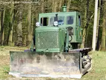 ChTZ T-100 - Kettentraktor mit Planierschild, Planierraupe aus dem Tscheljabinsker Traktorenwerk/ UdSSR, geh�rte zum Bestand der Pioniertechnik der NVA - fotografiert am 17.04.2010 zum Milit�r- und Nutzfahrzeugtreffen im Bunkerpark W�nsdorf/Waldstadt - Copyright @ Ralf Christian Kunkel