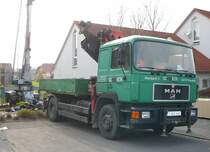 MAN 19-342 von Holzbau SCHNECK aus Gersfeld steht auf einer Baustelle in 36100 Petersberg-Marbach, April 2010