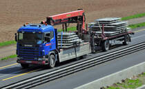 Scania 124G 420 mit Bordkran auf der A61 bei Heimerzheim 22.04.2010