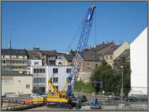 Dsseldorf, U-Bahn-Projekt Wehrhahnlinie, Startschacht und Rampe Bilk, 23.08.2009: Dieser groe Kobelco-Seilbagger mit groer Ladeschaufel wurde benutzt, um Aushub aus der riesigen Grube des Startschachts zu holen.
