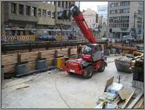 Dsseldorf, U-Bahn-Projekt Wehrhahnlinie, knftiger Haltepunkt Jacobistrae, 20.09.2009: Dieser Manitou-Teleskoplader steht auf dem fertig gegossenen Deckel des knftigen unterirdischen U-Bahn-Haltepunkts. 