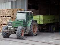 FENDT-Farmer_311LSA verlsst mit seinem Einachser eine Lagerhausfiliale ;100420