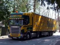 SCANIA-R440 von Bleicher befindet sich auf einer Allee in Ried i.I.100419