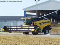 New Holland CX 880 Mhdrescher - fotografiert am 25.04.2010 zur Gewerbeschau in Luckau /Land Brandenburg - Copyright @ Ralf Christian Kunkel