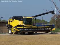New Holland CX 880 Mhdrescher - fotografiert am 25.04.2010 zur Gewerbeschau in Luckau /Land Brandenburg - Copyright @ Ralf Christian Kunkel