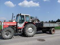 MF-1004T ist kurz vor Ladenschlu zu einem Baustoffhndler unterwegs;100419
