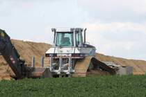 Caterpillar D6N LGP am 10.04.2010 an der Baustelle der OPAL-Pipeline bei Wriezen 