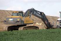 Volvo EC 240 CL am 10.04.2010 an der Baustelle der OPAL-Pipeline bei Wriezen 