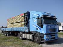 IVECO-STRALIS wartet mit seiner Ladung die Wochenendruhe ab; 00425