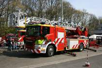 Die Feuerwehr Gladbeck hat fr den LZ Rentfort/Zweckel hat eine neue Drehleiter in Dienst gestellt.
Die Leiter wurde von Iveco Magirus auf einem Scania P280 aufgebaut worden.
Die Drehleiter hat 630.000 Euro gekostet.
Aufgenommen am 24.4.2010