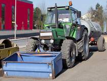 DEUTZ-FAHR_DX4.70 steht mit Ladeschaufel u. Gllefass bereit;100424