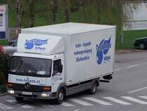 ATEGO817 einer Textilpflegefirma befindet sich am Weg zu Kunden;100421