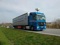 Mercedes-Sattelzug bei Bergen/Rgen unterwegs am 26.April 2010.