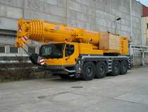 Ein nagelneuer Liebherr-Autokran vor der Verladung nach Russland im Fhrhafen Mukran am 08.April 2010.