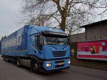 IVECO-STRALIS von Transporte Mairinger ist auf der B143 Richtung Schrding unterwegs;100421