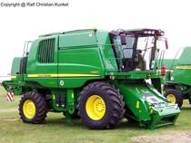 John Deere T560i Mhdrescher - fotografiert am 08.04.2010 im Land Brandenburg - Copyright @ Ralf Christian Kunkel 