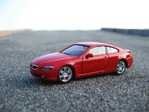 Ein 6er Bmw mit Chromfelgen in Rot umlackiert 