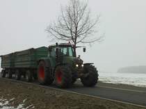 Tranltor mit zwei Anhnger in Febura 10 irgendwo in Lehrte.