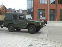 Ein Mercedes Gelndewagen mit Anhnger in Mrz 10.