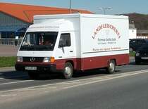 Mercedes-Klein-LKW am 28.April 2010 in Bergen/Rgen.Man beachte den Name des Firmeninhabers an der Seitenwand.