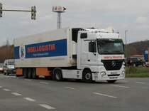 Dieser Mercedes-Sattelzug bog am 27.April 2010 an einer Kreuzung nach Bergen/Rgen ab.