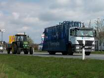 Auch nach erreichen der 600-Marke geht es weiter.Am 27.April hielt ich Diese Szene fest als ein Mercedes-LKW einen langsamfahrenden John Deere bei Bergen/Rgen berholte.