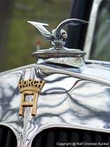 Logo und Khlerfigur eines Horch 951 A Sedankabriolett mit der Karosserie von Erdmann & Rossi (Berlin) - Baujahr 1940, Horch-Werke Zwickau, Deutschland - letzter groer Horch vor Einstellung der Produktion von Zivilfahrzeugen im Herbst 1940 - Flaggschiff der Marke - techn. Daten: 8-Zylinder-Reihen-Ottomotor, Hubraum 4.944 cm, 120 PS bei 3.400 U/min, 4-Gang ZF Aphongetriebe AK 4 S 20, Verbrauch 22,5 Liter/100 km, Vmax. 130-135 km/h - vom Typ 951 wurden zwischen 1935 und 1940 nur 465 Fahrzeuge gebaut - Leihgabe des August Horch Museums Zwickau - fotografiert am 14.04.2010 zur AMI in Leipzig - Copyright @ Ralf Christian Kunkel