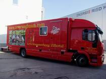 IVECO_120E25 der  ursprungbuam  steht anlsslich eines Auftrittes in Ried i.I. vor den Veranstaltungshallen;100409