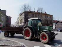 FENDT-FAVORIT500 rattert durch das Stadtgebiet von Ried i.I.;100409