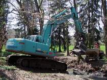 KOBELCO-Bagger beldt einen PAUS mit Steine aus der Breitsach;100419