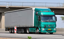 MB Actros im satten  Grn  auf der A61 bei Heimerzheim 22.04.2010