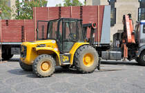 Gabelstapler JCB 930 beim Abladen von Bodenplatten fr Veranstaltungsbhne auf dem Mnsterplatz in Bonn 27.04.2010