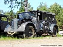 Kfz. 15 Horch mit seitlich drehbaren  Sttzrdern , die ein Aufsetzen des Wagend verhindern sollten - Wehrmachtsfahrzeug - fotografiert am 20.05.2007 im Land Brandenburg - Copyright @ Ralf Christian Kunkel