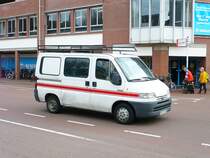 Ein Peugeot Boxer TurboD fotografiert in Leiden, Niederlande am 2803-2010.