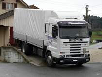 Scania 113m 360 mit Pritschenaufbau in Mnchenwiler am 04.04.2010