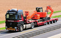 MB Actros 1844 Tieflader mit 2 Hitachi Kleinbaggern auf der Ladeflche - A61 bei Heimerzheim 28.04.2010