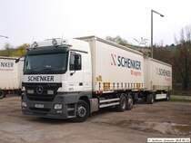 MB 2544 Schenker Hngerzug beim Stuttgarter Hafen-Umschlagbahnhof. (11.04.2010)