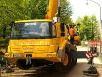 Ein 5achser Grove Autokran steht aufgebaut auf seinen Sttzen.